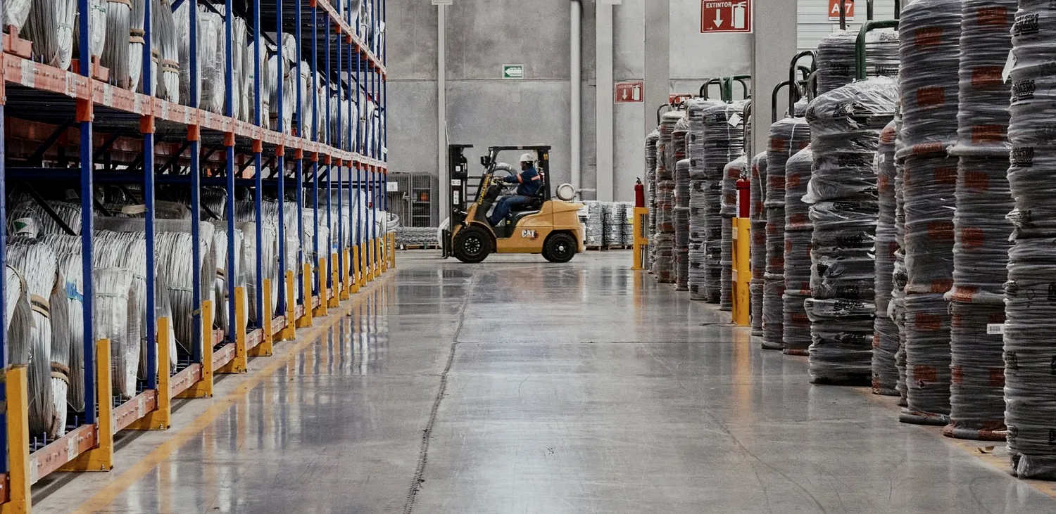 Armazém logístico — corredores e empilhadeira
