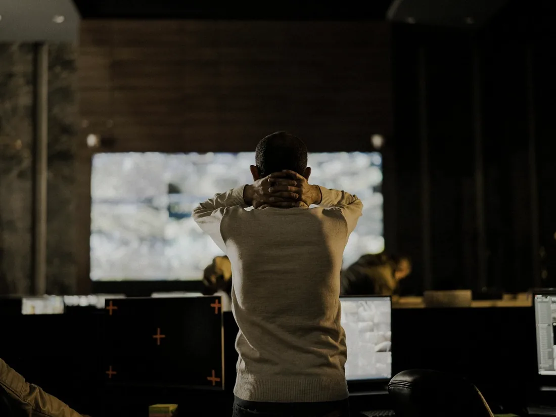 Operador diante das telas de monitoramento